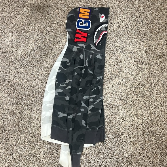 A Bathing Ape MEDIUM half black camouflage/half white camouflage ๐ค๐ค - Picture 2 of 4